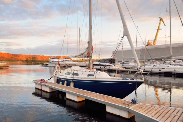 Eleganta Och Moderna Segelbåtar Förtöjda Till Brygga Yacht Marina Vid — Stockfoto