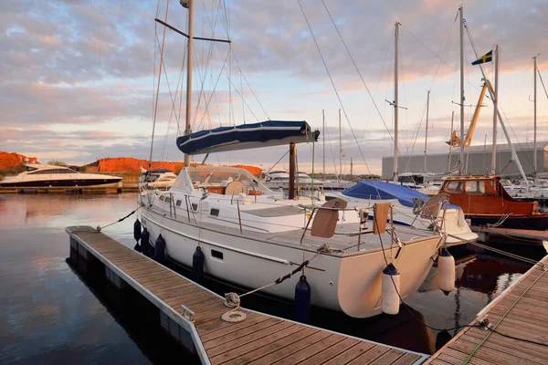 Modern Sailboat Wooden Teak Deck Moored Pier Yacht Marina Sunset — Stock Photo, Image