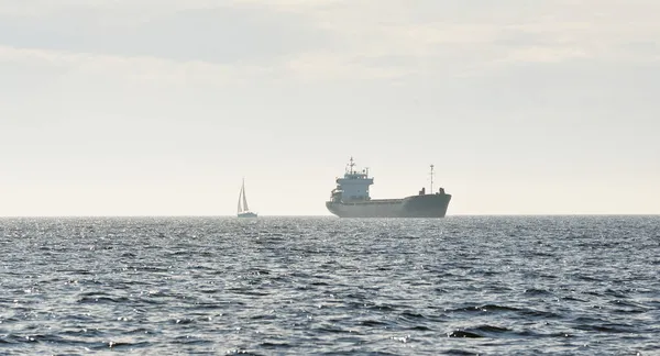 Μεγάλο Φορτηγό Πλοίο Και Λευκό Ιστιοφόρο Ιστιοφόρο Ιστιοπλοΐα Ανοιχτή Θάλασσα — Φωτογραφία Αρχείου