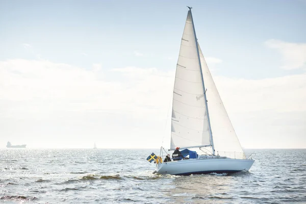 白いスループは オープン海でヨットのセーリングを装備した 澄んだ空 雲の風景 帆船からの眺め スポーツ レクリエーション レジャー活動 レース レガッタ — ストック写真