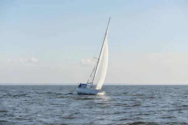 Balandra Blanca Yate Aparejado Navegando Mar Abierto Cielo Despejado Paisaje — Foto de Stock