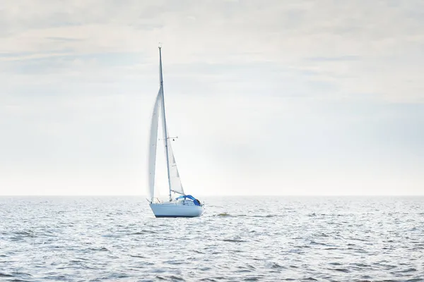 Sloop Blanc Gréé Yacht Naviguant Pleine Mer Ciel Dégagé Paysage — Photo