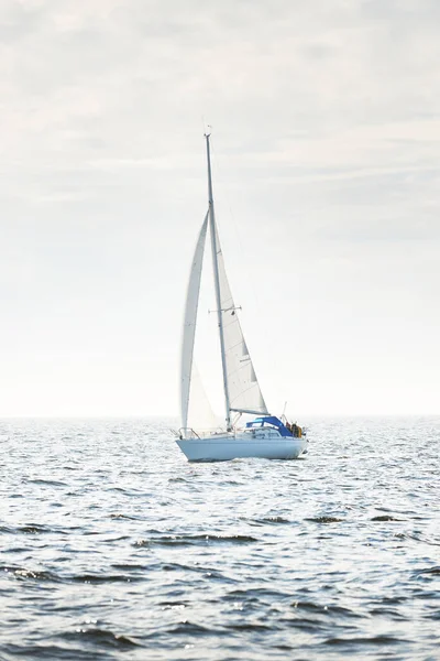 Sloop Branco Fraudou Iate Navegando Mar Aberto Céu Limpo Paisagem — Fotografia de Stock