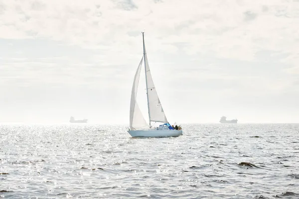 Sloop Blanc Gréé Yacht Naviguant Pleine Mer Ciel Dégagé Paysage — Photo