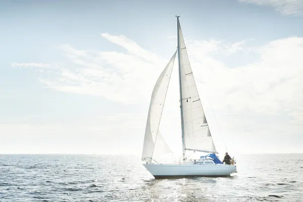 Sloop Branco Fraudou Iate Navegando Mar Aberto Céu Limpo Paisagem — Fotografia de Stock