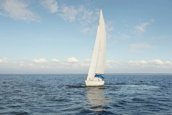 Balandra Blanca Yate Aparejado Navegando Mar Abierto Cielo Despejado Paisaje — Foto de Stock