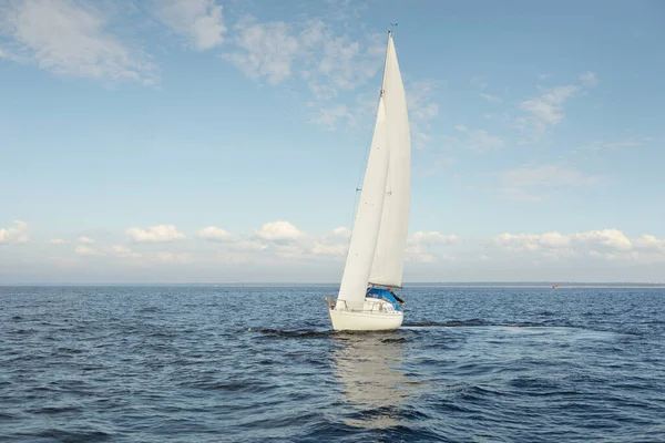 Sloop Branco Fraudou Iate Navegando Mar Aberto Céu Limpo Paisagem — Fotografia de Stock