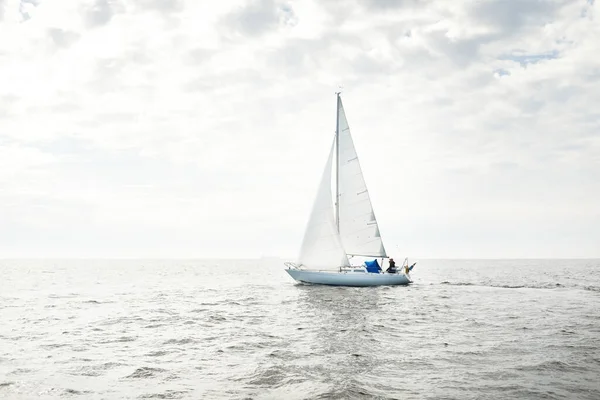 Білий Шлюп Накрив Яхту Пливла Відкритому Морі Чисте Небо Хмарний — стокове фото