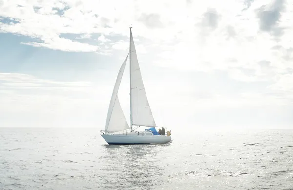 Balandra Blanca Yate Aparejado Navegando Mar Abierto Cielo Despejado Paisaje — Foto de Stock