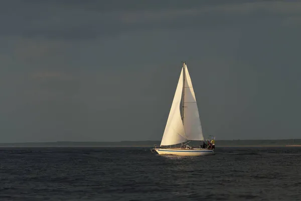 Sloop Branco Fraudado Iate Navegando Mar Báltico Pôr Sol Céu — Fotografia de Stock