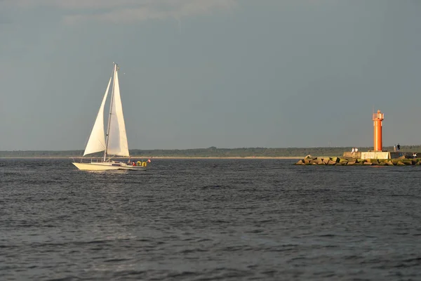 White Sloop Rigged Yacht Sailing Baltic Sea Sunset Clear Sky — Stock Photo, Image