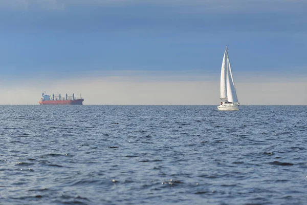 Vit Slupen Riggade Yacht Segling Östersjön Lastfartyg Bakgrunden Klar Himmel — Stockfoto