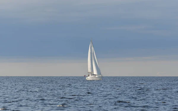 Шлюп Оборудовал Яхту Плывущую Балтийском Море Закат Драматическое Небо После — стоковое фото
