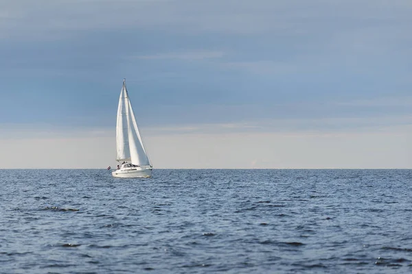 Sloop Yate Aparejado Navegando Mar Báltico Puesta Sol Cielo Dramático — Foto de Stock