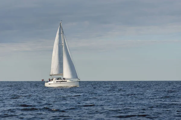 Yacht Gréé Sloop Naviguant Dans Mer Baltique Coucher Soleil Ciel — Photo