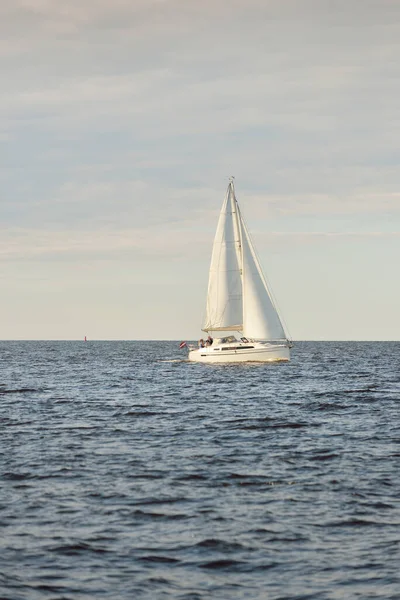 Суцільна Яхта Плаває Балтійському Морі Захід Сонця Драматичне Небо Після — стокове фото