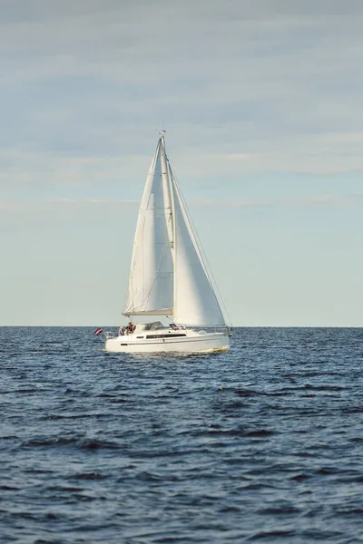 Sloop Veleiro Equipado Mar Báltico Pôr Sol Céu Dramático Após — Fotografia de Stock