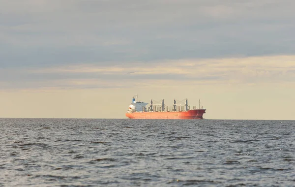 広いバルト海を航行する大きな赤いばら積み貨物船 179メートルの長さ 劇的な空だ 貨物輸送 グローバル通信 ビジネス — ストック写真