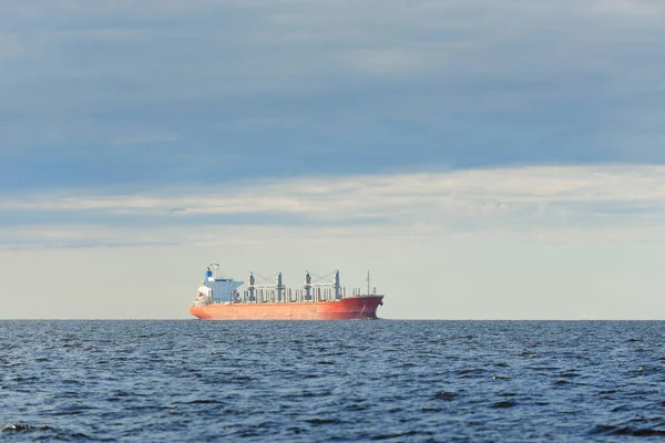 Duży Czerwony Masowiec 179 Długości Pływający Otwartym Bałtyku Dramatyczne Niebo — Zdjęcie stockowe