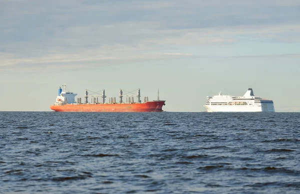 Stora Röda Bulkfartyg 179 Meter Lång Och Vita Kryssningsfartyg Liner — Stockfoto