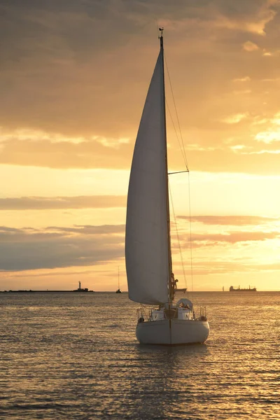 Gescheurde Jacht Zeilen Oostzee Zonsondergang Dramatische Hemel Storm Gouden Zonlicht — Stockfoto