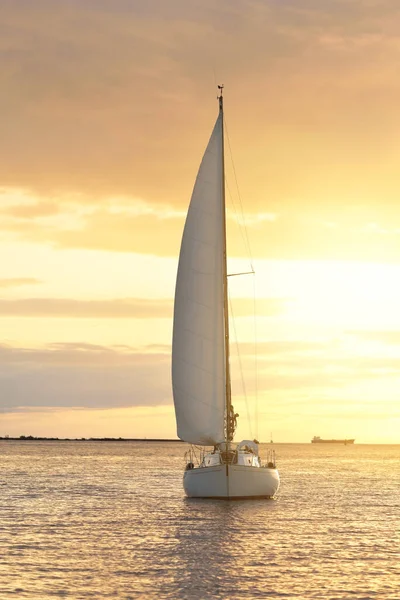 Sloop Yate Aparejado Navegando Mar Báltico Puesta Sol Cielo Dramático —  Fotos de Stock