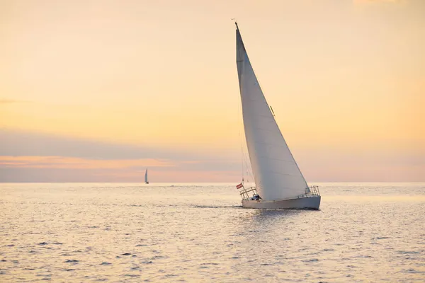 Sloop Branco Fraudado Iate Navegando Mar Báltico Pôr Sol Céu — Fotografia de Stock