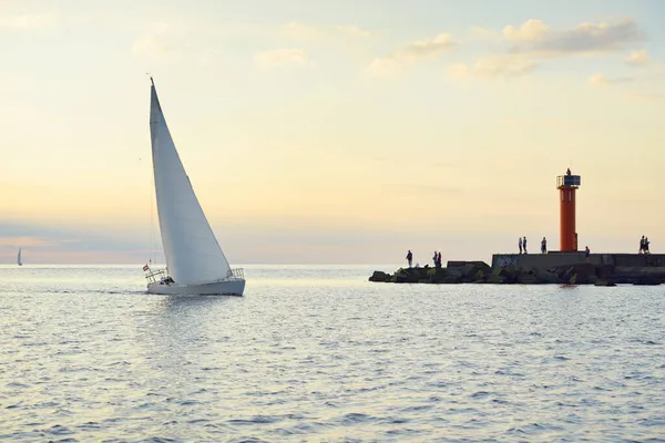 White Sloop Rigged Yacht Sailing Baltic Sea Lighthouse Walking People — Stock Photo, Image