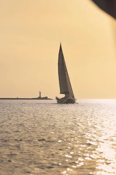 Biały Sloop Sfałszował Jacht Pływający Bałtyku Zbliżenie Latarni Morskiej Czyste — Zdjęcie stockowe