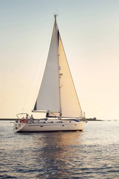 Weiße Schaluppe Getakelte Jacht Segelt Der Ostsee Bei Sonnenuntergang Klarer — Stockfoto