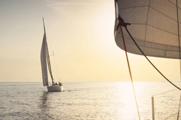 Balsa Blanca Yate Aparejado Navegando Mar Báltico Atardecer Cielo Despejado —  Fotos de Stock