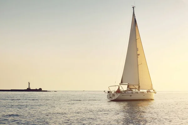 Balsa Blanca Yate Aparejado Navegando Mar Báltico Atardecer Cielo Despejado — Foto de Stock