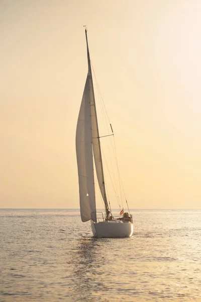 Sloop Branco Fraudado Iate Navegando Mar Báltico Pôr Sol Céu — Fotografia de Stock