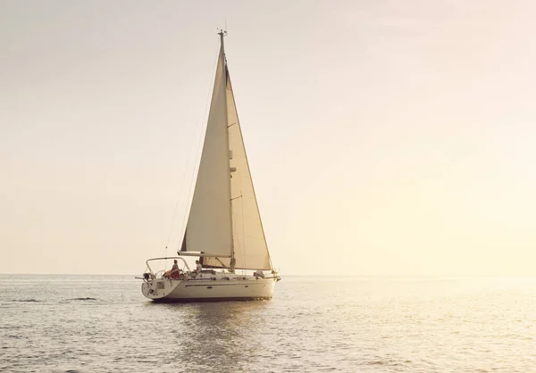 Sloop Blanc Gréé Yacht Naviguant Dans Mer Baltique Coucher Soleil — Photo