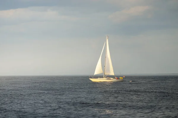 Суцільна Яхта Плаває Балтійському Морі Захід Сонця Драматичне Небо Після — стокове фото