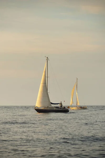 Sloop Yate Aparejado Navegando Mar Báltico Puesta Sol Cielo Dramático — Foto de Stock