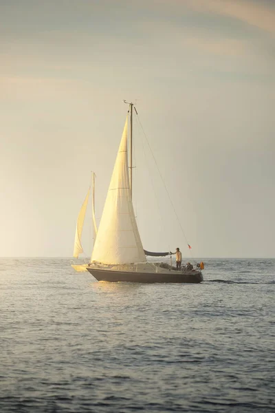 Sloop Zmanipulované Jachty Plachtění Baltském Moři Západ Slunce Dramatická Obloha — Stock fotografie