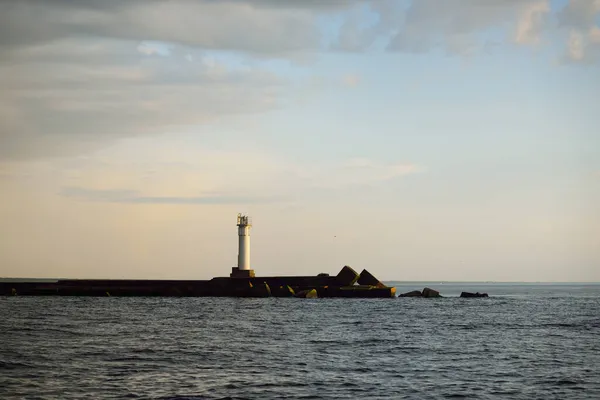 Балтийское Море После Шторма Панорамный Вид Парусника Маяк Драматическое Небо — стоковое фото