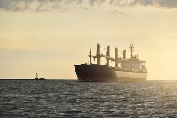 日落时在波罗的海航行的大型货船 散装货船 长179 99米 货物运输 全球通信 — 图库照片