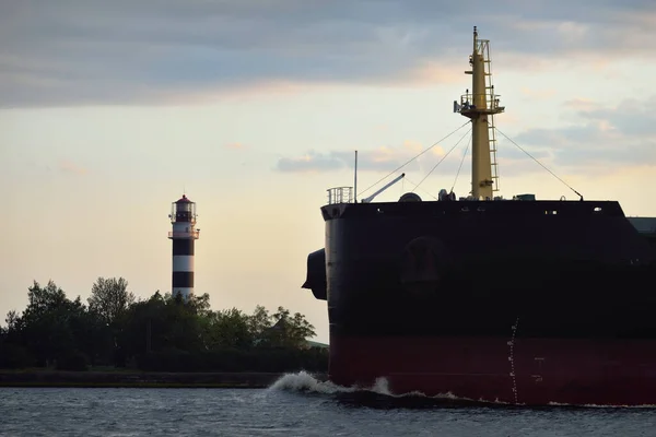 Groot Vrachtschip Bulkcarrier 179 Meter Lengte Varen Oostzee Bij Zonsondergang — Stockfoto