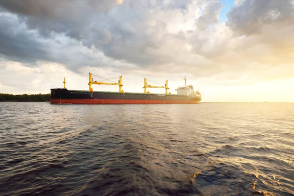 大規模な貨物船 ばら積み貨物船 179 99メートルの長さ は日没時にバルト海を航行する 貨物輸送 グローバル通信 — ストック写真