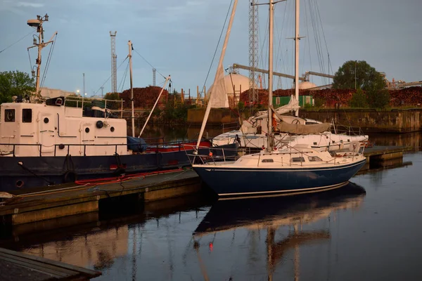 夕阳西下 一艘老拖船和一艘蓝色拖船停泊在游艇码头上 戏剧化的天空度假 港口服务 — 图库照片