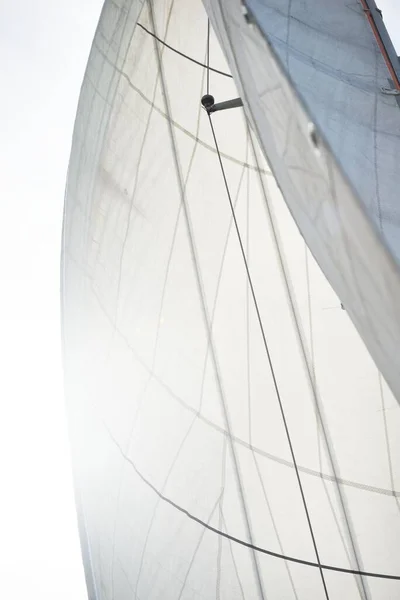 现代白色单桅帆船的帆船上装有包租游艇 低角度视图 地中海 休闲活动 — 图库照片