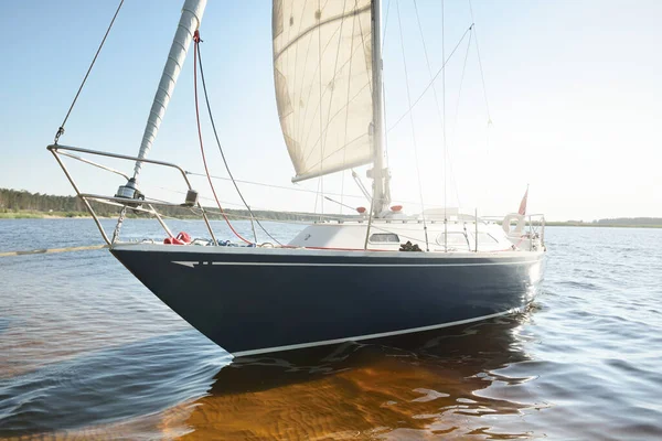 Blue Sloop Rigged Yacht Anchored Sandy Shore Beach Sailing Sweden — Stock Photo, Image