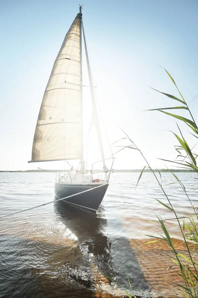 Піщаному Березі Пляжі Стояла Яхта Блакитним Шлюпом Плавав Швеції Європі — стокове фото
