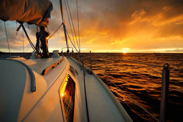 Beyaz Yat Gün Batımında Açık Denizde Yüzüyor Güverteden Pruvaya Bir — Stok fotoğraf