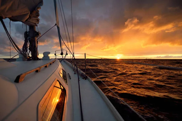 Yacht Blanc Naviguant Pleine Mer Coucher Soleil Une Vue Pont — Photo