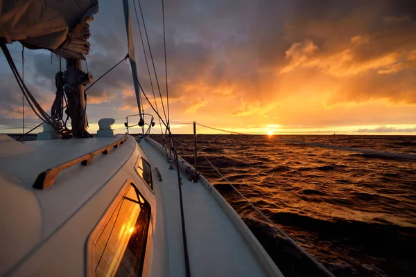 Iate Branco Navegando Mar Aberto Pôr Sol Uma Vista Convés — Fotografia de Stock