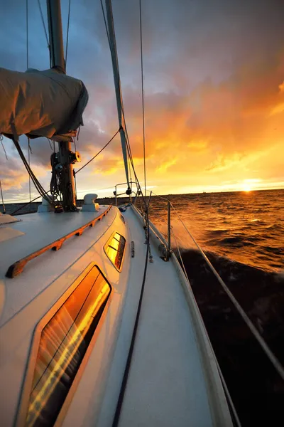 Біла Яхта Пливе Відкритому Морі Заході Сонця Вид Палуби Лук — стокове фото