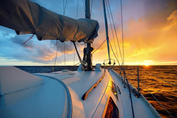 Yate Blanco Navegando Mar Abierto Atardecer Una Vista Desde Cubierta — Foto de Stock